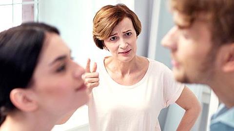 Έχω τεράστιο πρόβλημα με την πεθερά μου και με τον άντρα μου συζητάμε για διαζύγιο. Τι να κάνω;