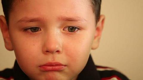 4 κοινωνικά στερεότυπα που βλάπτουν τα αγόρια