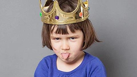 Φοβάμαι ότι έχω κακομάθει την κόρη μου. Πώς μπορώ να βάλω όρια, αλλά να μην την αποτρέπω να εξερευνεί τον κόσμο γύρω της;