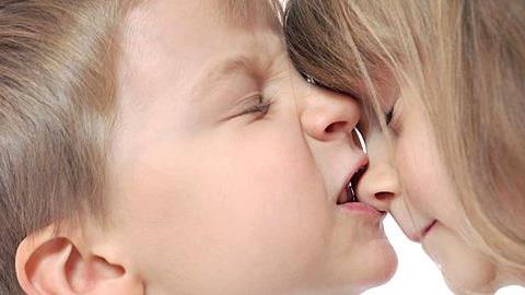 Πώς να σταματήσω το 3χρονο παιδί μου απ’ το να δαγκώνει τ’ άλλα παιδάκια;