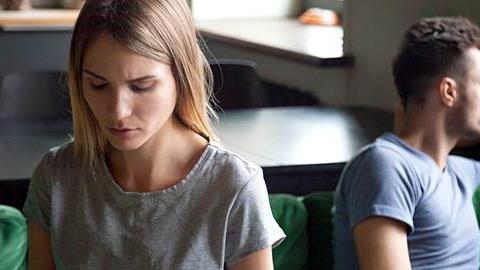 Ο άντρας μου δεν μου έχει εμπιστοσύνη. Τι μπορώ να κάνω για να την κερδίσω;