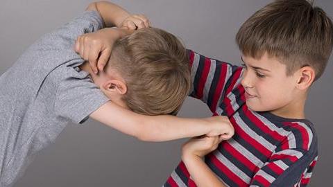 Ο ανιψιός μου δέχεται να τον χτυπάνε άλλα παιδιά και δεν αντιδρά. Πώς να το διαχειριστούμε;