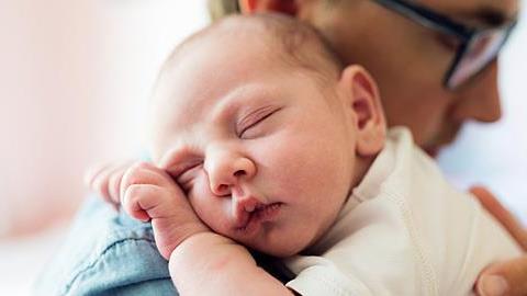 Όταν ένας μπαμπάς ομολογεί πως το να βοηθάει με το μωρό είναι υποχρέωσή και όχι φιλανθρωπία προς τη γυναίκα του