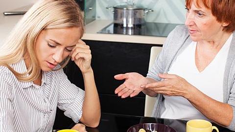 Η μητέρα του συντρόφου μου δεν θέλει να με βλέπει γιατί ο γιος της θέλει να συγκατοικήσουμε. Τι πρέπει να κάνω;