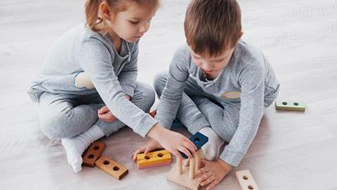 Έχω δύο δίδυμα παιδάκια που είναι προσκολλημένα το ένα στο άλλο. Πώς μπορώ να τα βοηθήσω να κοινωνικοποιηθούν;