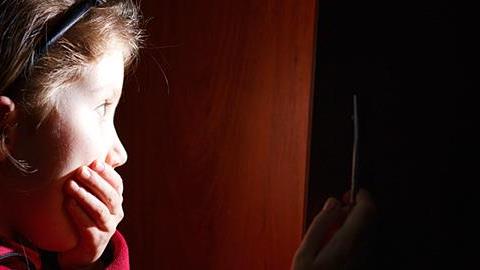 Πώς να αντιδράσετε εάν το παιδί σάς πιάσει να κάνετε σεξ