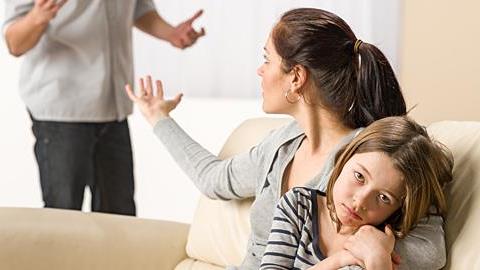 Θέλω να χωρίσω γιατί ο άντρας μου υπολογίζει πολύ τους δικούς του ενώ εμένα όχι. Το παιδί, όμως, με κρατάει πίσω…