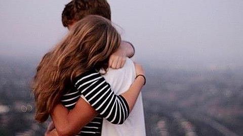 Είδαν την 12χρονη κόρη μου να φιλιέται με ένα αγόρι. Πώς να το διαχειριστώ;