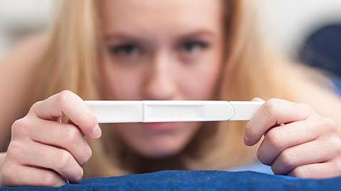 Υπάρχει περίπτωση να μείνει μια γυναίκα έγκυος από προσπερματικά υγρά χωρίς να υπάρχει εκσπερμάτωση μέσα στον κόλπο στις μη γόνιμες μέρες;  