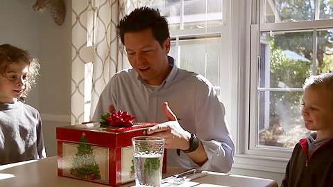 Τα φετινά Χριστούγεννα νιώστε ευγνωμοσύνη για τα καθημερινά δώρα της ζωής σας: Το βίντεο που θα σας συγκινήσει