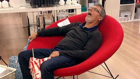 «Όταν οι άντρες μας περιμένουν να ψωνίσουμε»: 15 αστείες φωτογραφίες