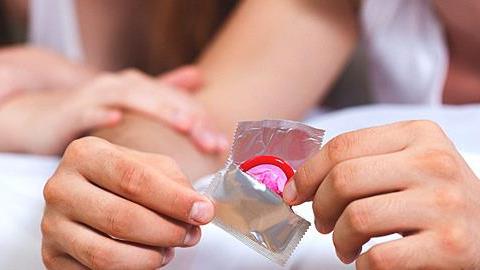 Γιατί νιώθω τσούξιμο όταν χρησιμοποιούμε προφυλακτικό με τον σύντροφό μου;