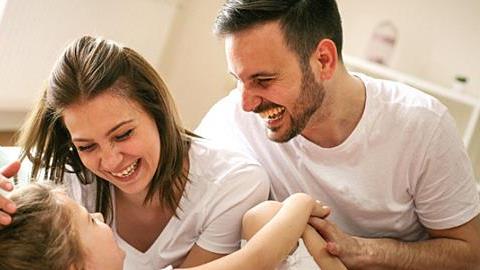 Η κόρη μου κι εγώ έχουμε έρθει πιο κοντά με τον πρώην άντρα μου όμως δεν υπάρχει περίπτωση επανασύνδεσης. Μπορεί να μπερδευτεί το παιδί με τη συμπεριφορά μας;