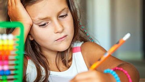 Πώς να βοηθήσετε ένα παιδί Δημοτικού που δυσκολεύεται στα Μαθηματικά