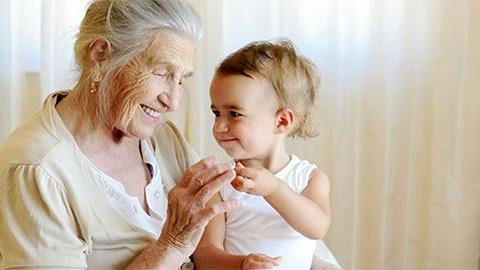 Η κόρη μου είναι προσκολλημένη στην γιαγιά της και με αποφεύγει. Πώς να το χειριστώ;