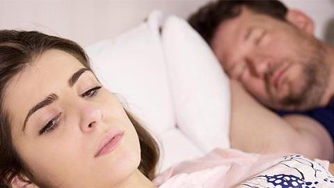 Θέλω να κάνουμε παιδί με τον σύντροφό μου, όμως το αποφεύγει. Πώς να το χειριστώ;