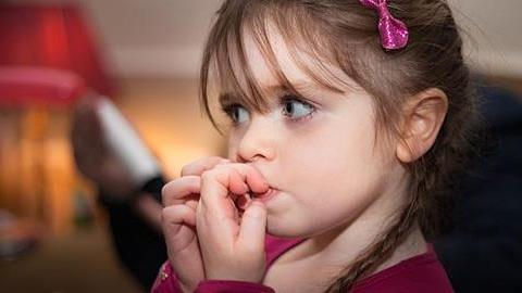 Πώς να βοηθήσω την 2 ετών κόρη μου να μην τρώει τα νύχια της;