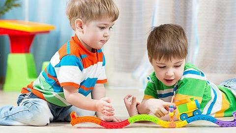 Ο 5,5 ετών γιος μου λέει ότι όταν μεγαλώσει θα παντρευτεί αγόρι. Να ανησυχήσω; Τι πρέπει να κάνω;