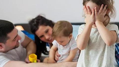 Η 2,5 ετών κόρη μου πειράζει και χτυπάει σε κάθε ευκαιρία την μικρή της αδερφή. Τι μπορώ να κάνω;