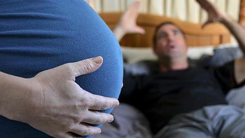 «Δεν καταλαβαίνετε πόσο δύσκολη είναι η εγκυμοσύνη για τη γυναίκα σας»