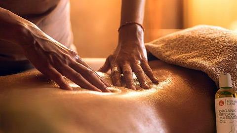 Πώς να κάνετε το καλύτερο αισθησιακό μασάζ στον σύντροφό σας