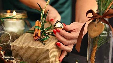 Συμβολικά δωράκια για όταν είστε καλεσμένοι στις γιορτές