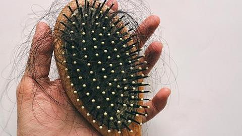 3 τρόποι να καθαρίσετε τη βούρτσα μαλλιών από τις τρίχες