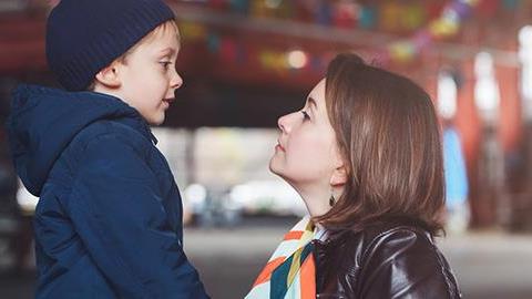 Ποια είναι η κατάλληλη ηλικία για να μάθει το παιδί μου ότι το απέκτησα με δότη;