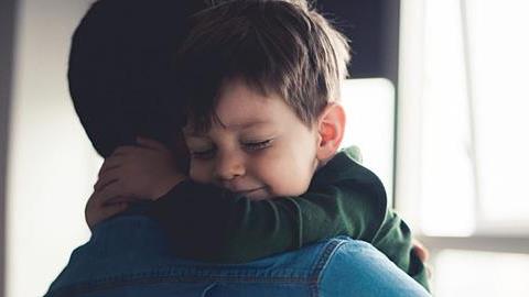 «Ο μπαμπάς δουλεύει τόσο πολύ που δεν τον βλέπουμε πια»: Πώς επηρεάζεται η οικογένεια