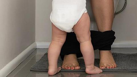 Αυτός είναι ο λόγος που οι μαμάδες δεν είναι ποτέ μόνες τους στο μπάνιο