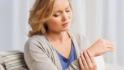 Ρευματοειδής αρθρίτιδα: Ποια είναι τα προειδοποιητικά σημάδια που αγνοούμε