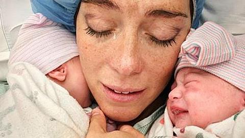 Η στιγμή που μια μαμά αντικρίζει πρώτη φορά τα δικά της μωρά του ουράνιου τόξου