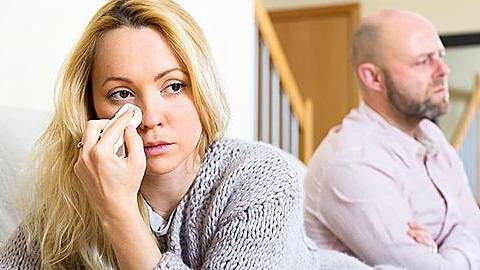 Με τον άντρα μου δεν τα πάμε καθόλου καλά εδώ και έναν χρόνο αλλά κάνω υπομονή για το παιδί μου. Πώς να το διαχειριστώ;