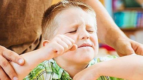 Όταν ο γιος μου ενοχλείται από τα άλλα παιδιά, τα χτυπάει. Tι να κάνω;