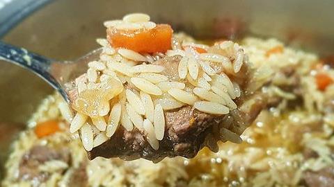 Μοσχαράκι με κριθαράκι για να γλύφετε τα δάχτυλά σας!