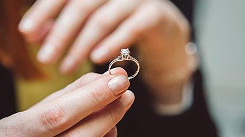 Ο αρραβωνιαστικός μου είπε ότι θα με χωρίσει αν δεν βρω δουλειά. Νιώθω ότι η σχέση μας δεν πάει πουθενά έτσι…