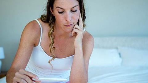 Έχω πρόωρη εμμηνόπαυση την οποία διέκοψα με ορμόνες. Μπορώ να μείνω έγκυος;