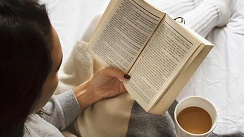 Ο χρόνος που αφιερώνουμε στα social media ισοδυναμεί με το να διαβάζαμε 290 βιβλία