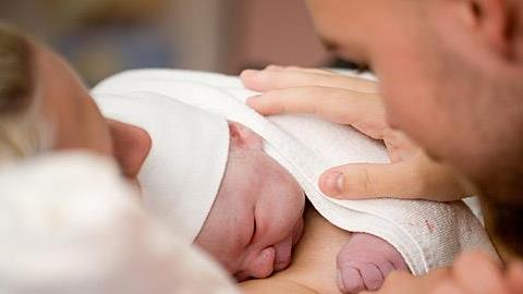 «Ευγνωμονώ τον άντρα μου που ήταν μαζί μου στον τοκετό»