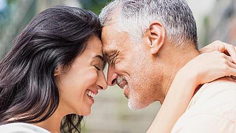 Τι δείχνει ο τρόπος που σας παίρνει αγκαλιά!