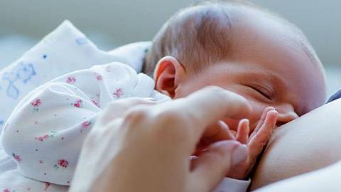 Η κόρη μου κοιμάται μόνο πιπιλίζοντας το στήθος. Πώς θα της αλλάξω αυτή τη συνήθεια;