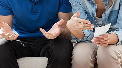 Ο σύντροφός μου βοηθάει συνέχεια οικονομικά τους δικούς του με αποτέλεσμα να μένουμε πίσω. Πώς θα το καταλάβει;