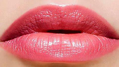 Το κόλπο που θα κάνει τα χείλη σας να φαίνονται πιο μεγάλα