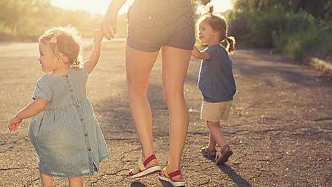 Είμαι χωρισμένη μαμά με 2 παιδιά. Είναι λάθος να συνεχίσω μια σχέση με έναν άντρα πολύ μεγαλύτερό μου;