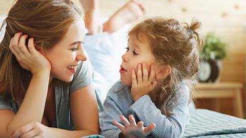 Οι «μαγικές» ερωτήσεις που θα κάνουν το παιδί να ανοιχτεί και να σας μιλήσει για όλα