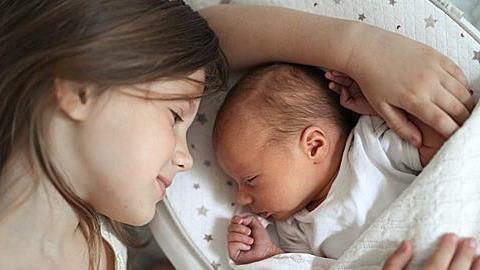 Πώς η μεγάλη σου αδερφή έκανε τα παιδικά σου χρόνια ακόμα πιο ευτυχισμένα!