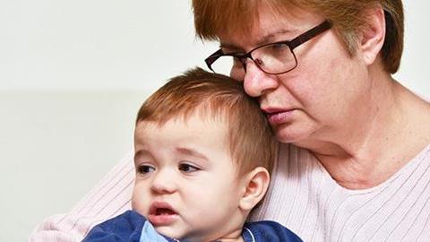 Τελευταία ο γιος μου αναστατώνεται κάθε φορά που τον αφήνω στη γιαγιά του. Πώς θα ηρεμήσει;