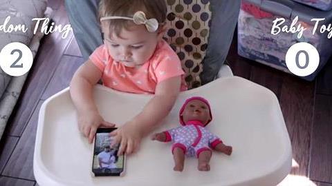 Παιχνίδια VS Καθημερινά αντικείμενα: Τι προτιμούν τελικά τα μωρά