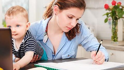 Καριέρα ή παιδιά: Το δίλημμα που θέτει όχι η μητρότητα αλλά τα κοινωνικά στερεότυπα