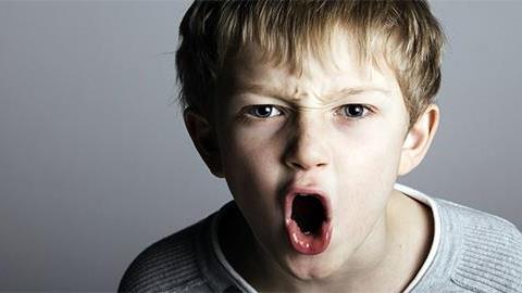 Ο γιος μας δεν μας σέβεται ενώ εκτός σπιτιού έχει άψογους τρόπους. Τι να κάνω;